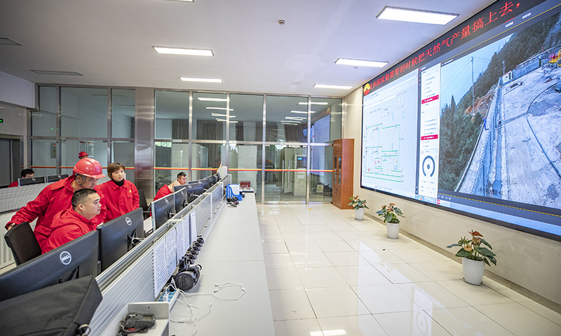 地處重慶市北碚區和渝北區交界處的相國寺儲氣庫，是我國西南地區首座地下儲氣庫，也是保障川渝地區和京津冀地區冬季天然氣供應的重要氣源。圖為在中國石油西南油氣田公司相國寺儲氣庫總控室，工作人員監看作業現場的情況。（新華社記者 黃偉 攝）