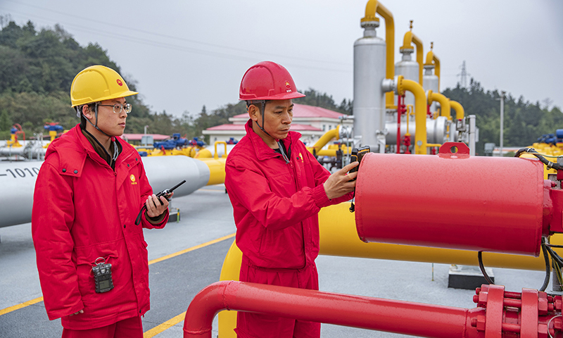 據介紹，在本次采氣周期內，相國寺儲氣庫的22口井將參與采氣，日采氣量最大可達2855萬立方米，按照冬季每個三口之家每天用氣1.5立方米計算，每天可供1900萬戶家庭用氣。圖為中國石油西南油氣田公司相國寺儲氣庫工作人員在巡檢時打點，將巡檢路線及時上傳。（新華社記者 黃偉 攝）