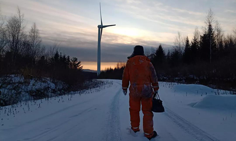 近日，寒潮來(lái)襲，中國(guó)三峽集團(tuán)員工堅(jiān)守崗位、加強(qiáng)巡檢，確保能源穩(wěn)定供應(yīng)。圖為黑龍江伊春烏伊嶺阿廷河風(fēng)電場(chǎng)運(yùn)檢人員踏雪巡線，消缺保供電。 （攝影：韓強(qiáng) 桑玉龍）
