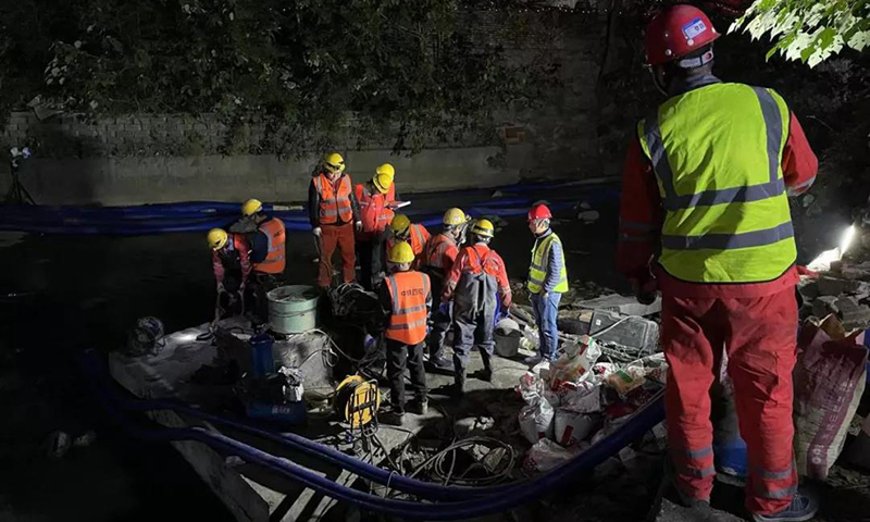 圖為寒潮來(lái)襲，夜間氣溫驟降，為確保工期順利推進(jìn)，九江一期兩河流域綜合治理項(xiàng)目施工人員在低溫嚴(yán)寒中，在十里河過(guò)河段下井作業(yè)。  （攝影：徐文煜）