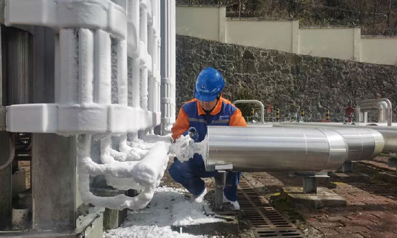 圖為湖北能源天然氣銷售公司松柏場(chǎng)站：在鄂西神農(nóng)架林區(qū)，工作人員正在檢查設(shè)備運(yùn)行情況，以便天然氣高效、安全運(yùn)輸。  （攝影：陳凱）