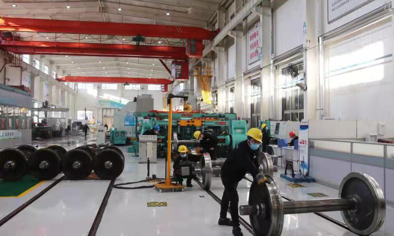 國家能源集團(tuán)鐵路裝備陜西分公司精準(zhǔn)施修保質(zhì)提產(chǎn)，現(xiàn)全年已完成修竣輪軸38071條，為保供“硬指標(biāo)”把薪助火。