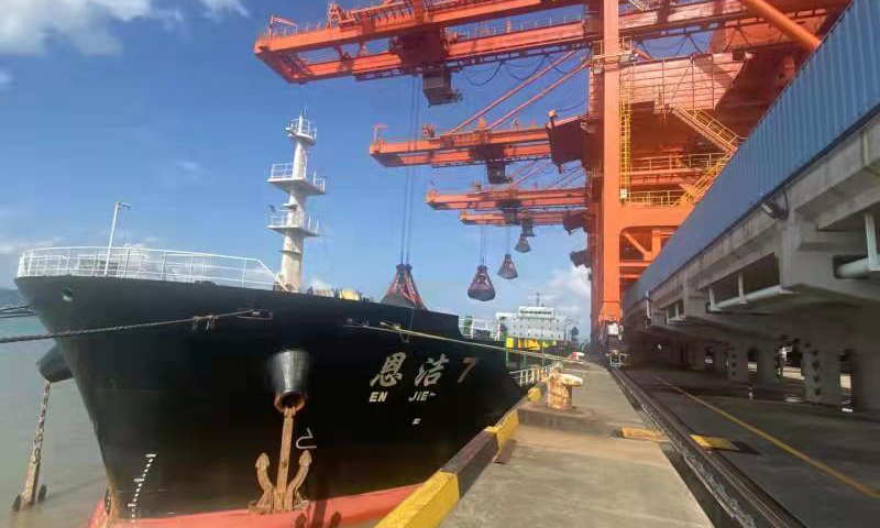 國家能源集團(tuán)浙江寧海電廠碼頭卸煤，保障電廠燃煤供應(yīng)。