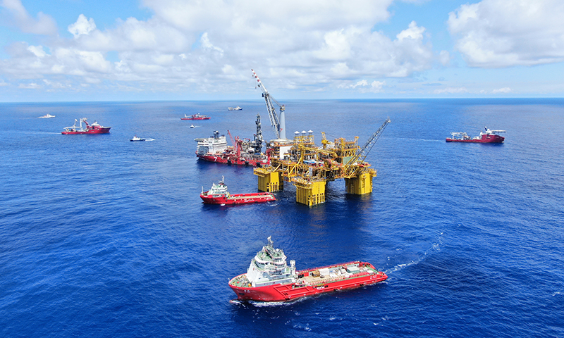 今年6月25日投產后，氣田就按計劃推動11口生產井全部開井產氣，并進行生產處理系統深度調試和工藝優化，加快天然氣產能釋放。圖為“深海一號”能源站順利打通全部動脈。