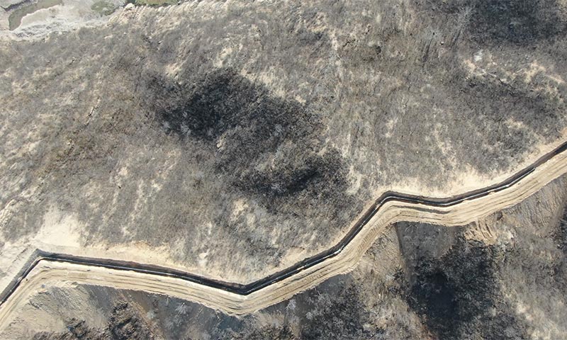 神安管道橫跨陜、晉、冀，該管道山西—河北段西起山西呂梁市康寧鎮，東抵河北省衡水市安平縣，管道全長548.95千米，設計輸氣能力50億立方米/年，途經山西省呂梁市、忻州市、太原市、陽泉市，河北省石家莊市、保定市和衡水市，沿途共設置3座站場，25座閥室。圖為神安管道翻越太行山脈。