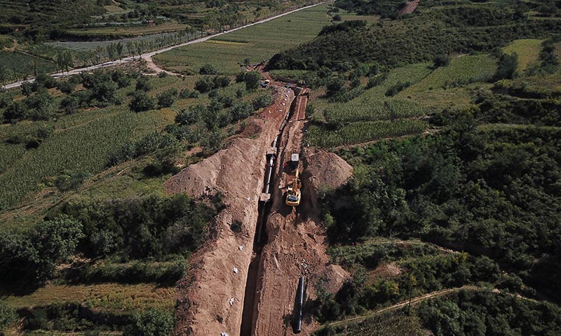 神安管道自山西至河北段貫通后，今冬可向華北地區供應約2億立方米天然氣，有力保障今冬明春天然氣供應。據悉，神安管道全長622.98千米，西起陜西省神木市，途經3省7市17縣，全線貫通后，可與天津LNG（液化天然氣）碼頭聯通，實現雙氣源互補，為華北地區提供安全、低碳、高效的清潔能源，助力實現“雙碳”目標。圖為神安管道施工現場。