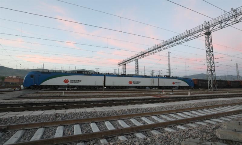 12月2日，國家能源集團朔黃鐵路公司完成煤炭運量275列116.2萬噸，再次刷新單日煤炭運量最高紀錄，持續保障煤炭運輸安全暢通。圖為運煤列車行駛在朔黃線上。