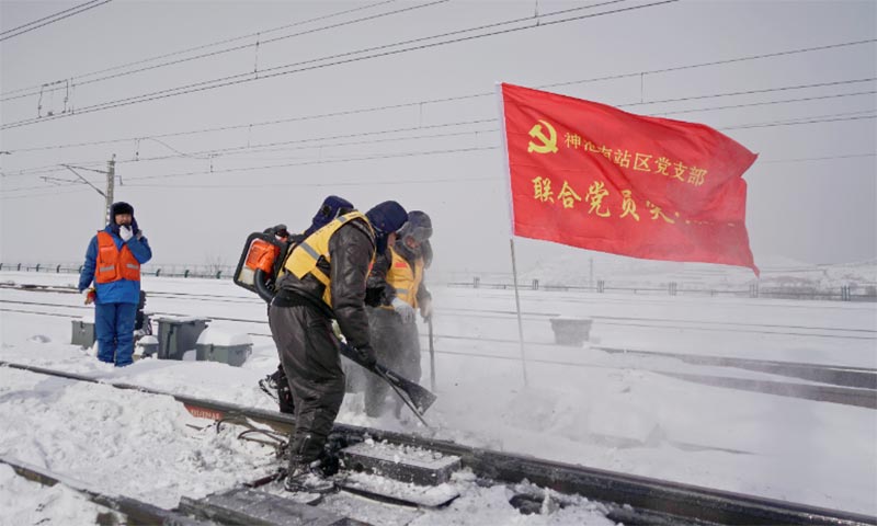 圖為大雪過后，朔黃鐵路神池南站黨員突擊隊清掃積雪，保障鐵路安全暢通。