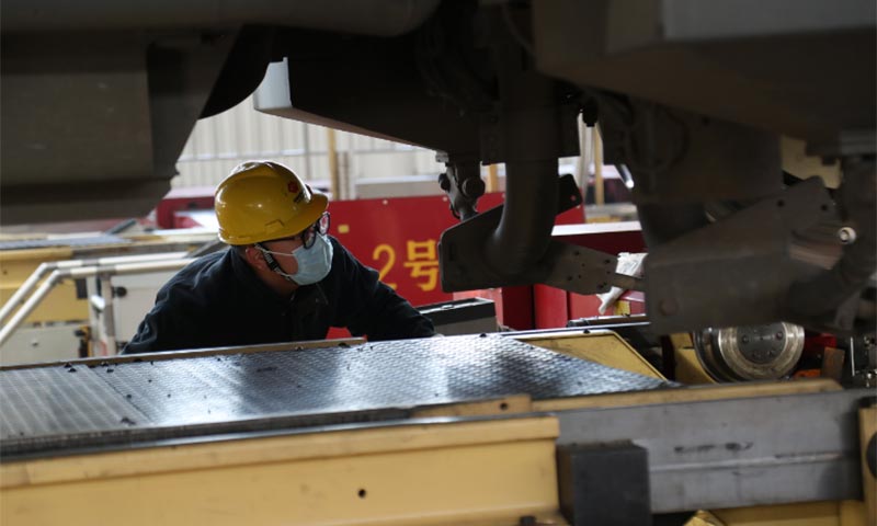 圖為朔黃鐵路作業人員正在仔細進行機車檢修作業。