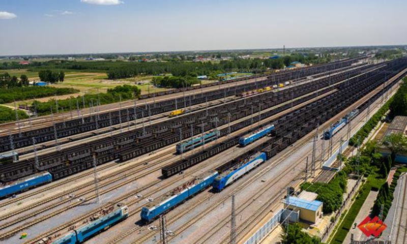 通過優化運輸組織，朔黃鐵路以滿圖組織開行2萬噸、1.6萬噸重載列車為關鍵，保障運輸組織穩定高效。圖為運煤列車在國家能源集團朔黃鐵路肅寧北車站中轉待發。