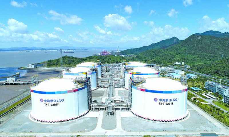 隨著各地陸續進入冬季供暖期，民生用氣需求不斷提升。作為能源保供的“主力軍”之一，中國海油吹響了打贏冬季保供攻堅戰的號角。中國海油氣電集團貿易、銷售、接收站、管道、電廠各路在安全生產的前提下，多措并舉降成本，統籌協調增效益，持續向全國各地供應輸送穩定可靠的清潔能源。中國海油浙江LNG 細化冬季保供工作方案、升級作業管理，通過推行區域負責制與黨員責任區活動，加強設備缺陷、隱患排查，合理安排檢修，保障冬季天然氣外輸平穩有序。