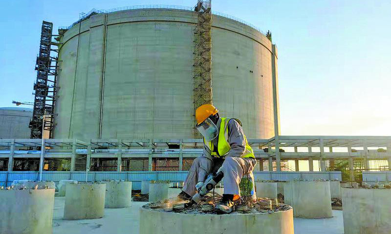 中國海油江蘇LNG接收站項目建設現場，共計2000多名施工人員、150多臺大型施工機械正晝夜忙碌，加緊建設。截至目前，項目已完成4個22萬方LNG儲罐外罐工程，后續工作正有序開展。一期擴建6個27萬方的LNG儲罐正在進行隔振墊施工。一期擴建工程完成后，江蘇LNG濱海接收站年處理LNG能力可達600萬噸，將成為國內規模最大的LNG儲備基地。