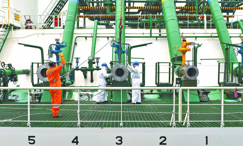 中國海油珠海LNG成立運行保障、設備保障、安全保障等六個專項工作組，編制保供工作方案，對全廠設備設施開展專項檢查，組織預知性維修，提高設備設施可靠性，全力以赴迎戰冬供大考。此外，通過開展冬供前應急演練、安全專項大檢查等多舉并措，進一步保障冬季保供安全。截至目前，珠海LNG年度加工量已創下投產以來歷史新高。