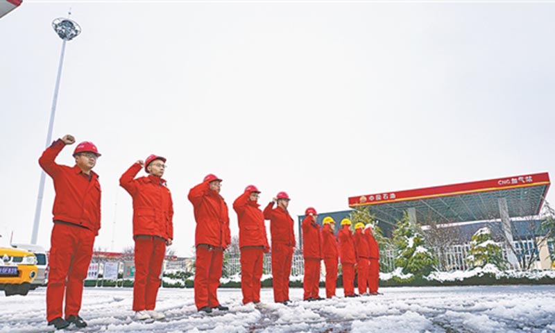 面對全國多地新一輪寒潮，天然氣銷售分公司所屬企業跨越東西南北逆潮而動，萬名員工全力“沖鋒”做好資源供應與市場服務。持續深化需求側服務，持續提升資源配置水平，持續優化完善冬季保供方案，盡全力保障市場平穩用氣，讓“寒冬不寒，暖氣更暖”。圖為山東濟寧分公司黨員們宣誓保供。