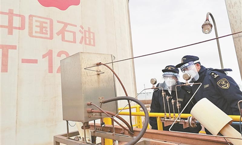 落子于細，保冬供安全穩定。在冬供開始前，天然氣銷售分公司全面摸底現有1668戶城燃客戶，系統分析每家城燃客戶全年及12月、1月兩個用氣高峰月的下游用氣結構，暢通溝通銜接，隨時對接需求。提前摸底調查，精準嚴謹分析，編制完善了分情形、分時間的非居民用戶清單，制定了分區域、分管道、細化到用戶的分級減限方案。圖為在唐山LNG接收站，曹妃甸海關人員正在檢查儀表數據。