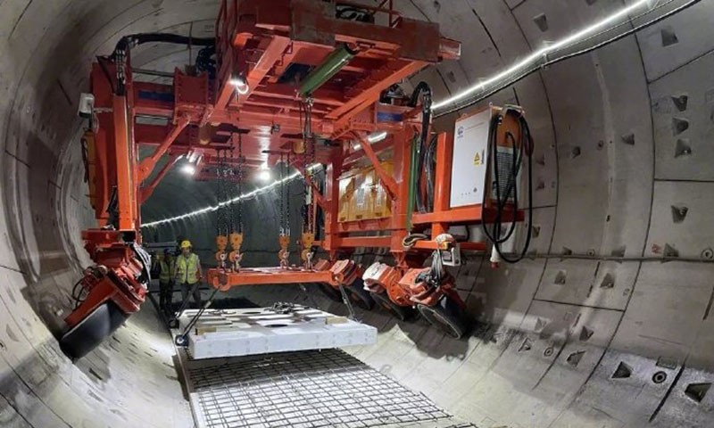 12月12日，隨著大運站—嶂背站區(qū)間最后一對鋼軌接頭順利焊接完成，由中國中鐵負(fù)責(zé)施工的深圳軌道交通四期工程最長線路——地鐵14號線長軌通里程碑節(jié)點順利完成。