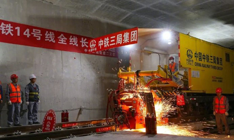 深圳地鐵14號線起自福田中心區(qū)崗廈北樞紐，經(jīng)羅湖區(qū)、龍崗區(qū)，止于坪山區(qū)沙田站，全線50.34公里。