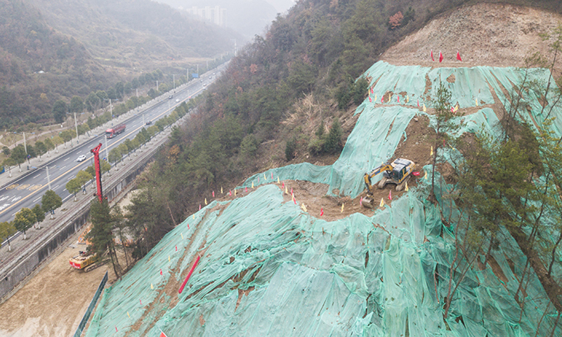 12月15日，西（安）十（堰）高鐵開工儀式在湖北省十堰市舉行。圖為中鐵十一局集團擔負施工的西十高鐵一標項目開始施工。（新華社記者 程敏 攝）