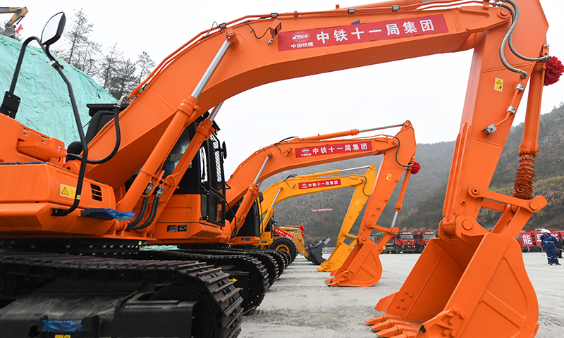 項目新建正線全長255.76公里，其中湖北省境內86.36公里，陜西省境內169.4公里，設計時速350公里，預計將于2026年竣工通車。西十高鐵建成通車后，十堰至西安實現1小時內到達，武漢至西安將實現2小時左右到達。圖為中鐵十一局集團擔負施工的西十高鐵一標項目開始施工。（新華社記者 程敏 攝）