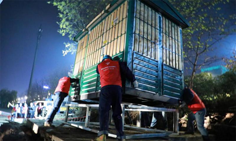 寒冬已至，全國多地用電負荷大幅增加，公司各單位認真防范和應對惡劣天氣，加強源網荷儲協同互動和跨省互濟，合理安排電網運行方式，扎實做好民生重點項目、防疫重要客戶等用電保障，以可靠的電力供應和優質服務為寒冬增添暖意。圖為國網紹興供電公司連夜為隔離點安裝箱式變壓器。