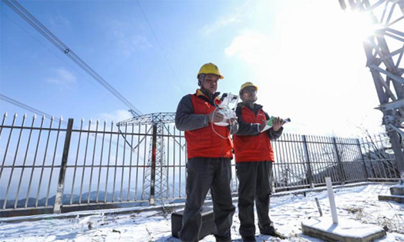 圖為國網重慶檢修公司員工觀測線路覆冰情況。