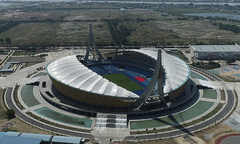 由中國政府援建、中國建筑股份有限公司承建的柬埔寨國家體育場項目18日正式啟用，柬埔寨首相洪森和中國駐柬埔寨大使王文天出席啟用儀式。圖為在柬埔寨金邊拍攝的中國援建的柬埔寨國家體育場（無人機照片）。(新華社發 索萬納拉 攝）