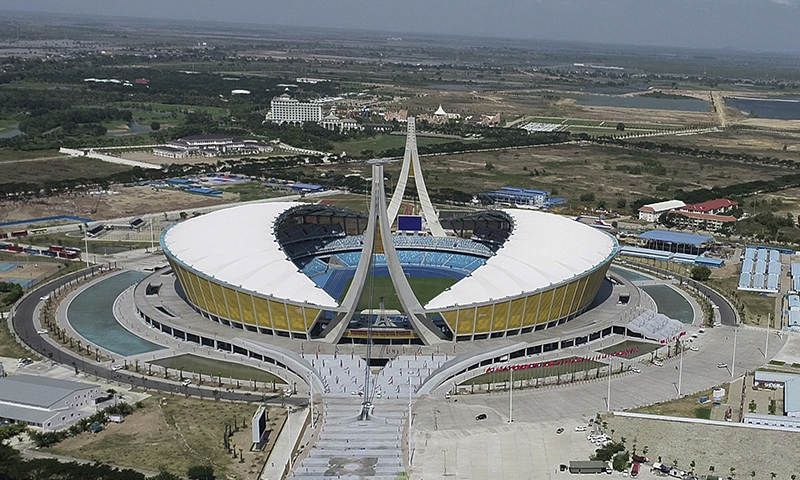 這里將成為2023年東南亞運動會的主要場館。圖為在柬埔寨金邊拍攝的中國援建的柬埔寨國家體育場（無人機照片）。(新華社發 索萬納拉 攝）