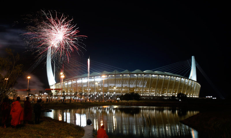 圖為焰火在柬埔寨金邊的柬埔寨國家體育場上空燃放。(新華社發 索萬納拉 攝）