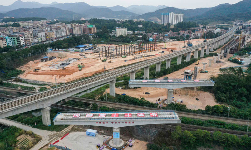 12月21日凌晨，中鐵十一局承建的廣東省清遠磁浮旅游專線銀盞特大橋的雙幅轉體梁實現精準對接。圖為12月20日拍攝的清遠磁浮專線銀盞特大橋雙幅轉體梁轉體前照片（無人機照片）。（新華社記者 劉大偉 攝）