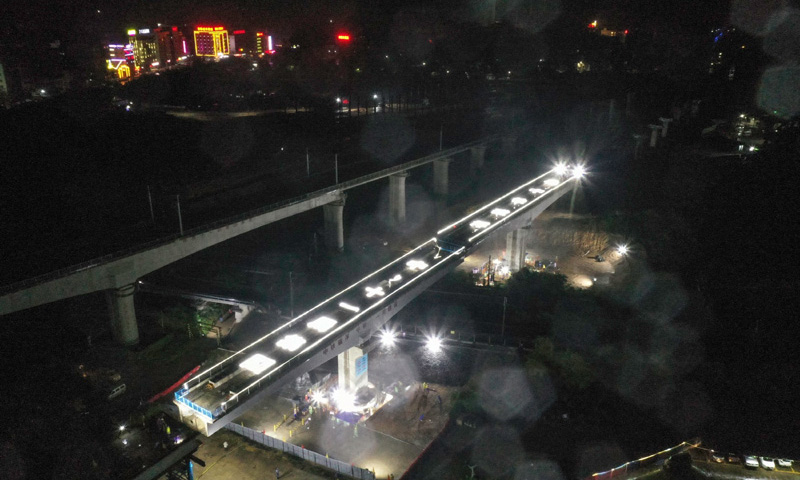 作為該線的關鍵控制性工程，銀盞特大橋跨越交通大動脈京廣鐵路，與廣清城際輕軌平行。圖為清遠磁浮專線銀盞特大橋雙幅轉體梁完成轉體（12月21日攝，無人機照片）。（新華社記者 劉大偉 攝）