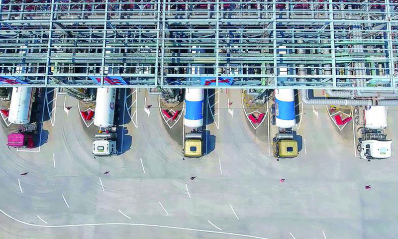 圖為一輛輛槽罐車將前一晚接卸的LNG運達燃氣管線無法覆蓋的地區(qū)。