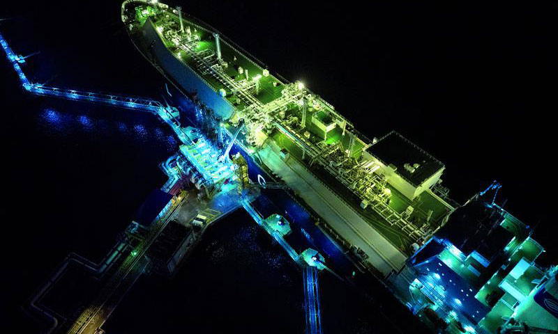 圖為4條接卸臂完成連接后，船上運載的液化天然氣將經此輸送到管道，再進入儲罐。