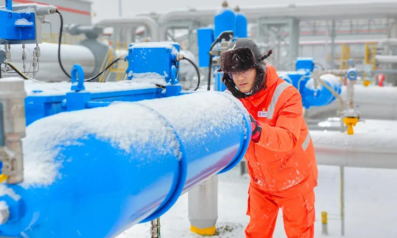 為應對未來可能出現(xiàn)的大幅降溫天氣，國家管網(wǎng)集團加強通道能力建設，進一步提高“俄氣南下”“南氣北上”“西氣東輸”的輸送能力。目前，中俄東線天然氣管道日供應俄氣近4000萬立方米，下月起預計將繼續(xù)增輸保供；深圳、粵東兩座LNG接收站，合計日氣化外輸量突破4400萬立方米，在上月基礎上實現(xiàn)翻倍增長；潛江-韶關輸氣管道完成郴州至韶關段及韶關聯(lián)絡線試運投產(chǎn)，日供氣能力將提升2000萬立方米。圖為中俄東線黑河作業(yè)區(qū)員工雪中巡檢設備。