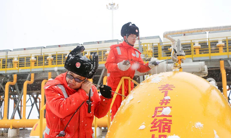 國家管網(wǎng)集團今年啟動的西氣東輸二線、三線西段增輸工程已于近日成功完成3臺國產(chǎn)18兆瓦壓縮機組72小時試運行并正式投入使用，將西氣東輸二線、三線西段輸氣能力提升至近1.9億立方米/天，為“全國一張網(wǎng)”再添溫暖底氣。圖為西氣東輸二線烏魯木齊壓氣站員工加密現(xiàn)場巡檢，認真開展機組運行監(jiān)測，確保機組運行平穩(wěn)。
