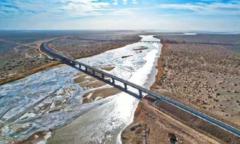 12月26日，鐵一院勘察設(shè)計，中鐵二十一局、中鐵二十二局集團有限公司承建的酒（泉）額（濟納）鐵路酒泉至東風段升級改造工程開通運營。