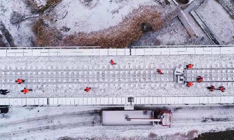 作為航天城“生命線”、“航天大動脈”，酒額鐵路開通運營后，將承擔起航天物資運輸保障任務(wù)，對增強酒泉衛(wèi)星發(fā)射中心后勤保障能力、促進我國航天事業(yè)發(fā)展起到至關(guān)重要的作用。