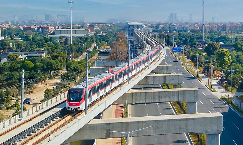 此外，佛山地鐵2號線還積極探索TOD城市綜合開發模式，通過一二級聯動開發，打造佛山市首個TOD項目（湖涌TOD項目）以及最大TOD項目（林岳TOD綜合開發項目），并建成了未來佛山7條地鐵線的軌道中樞大腦——灣華地鐵控制中心。佛山地鐵2號線一期工程的開通運營，將極大改善佛山交通出行環境，拓展城市發展空間，促進廣佛全域同城化，助力佛山全方位融入粵港澳大灣區建設，并為共建共享“軌道上的大灣區”注入新活力。