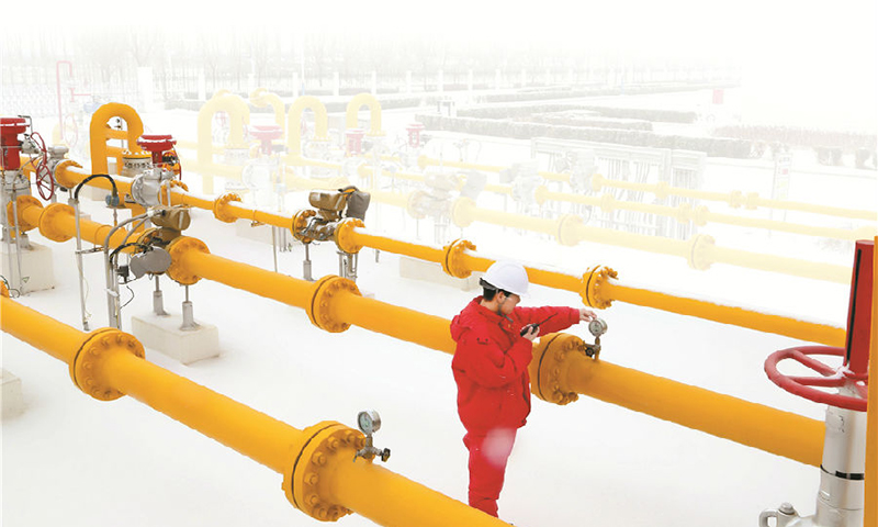 隨著又一場寒流來襲，蘇里格氣田氣溫持續降低。長慶油田采氣三廠結合生產實際，加大氣井、管線、天然氣集輸和處理裝置巡檢力度，組織員工分析總結往年冬季運行過程中出現的異常情況，同時24小時監控裝置重點區域、關鍵設備，嚴控設備壓力、溫度、液位等各項重要指標參數，確保“不留死角、不留盲區”，全力以赴保障冬季生產安全平穩運行。圖為大慶油田員工加密巡檢。