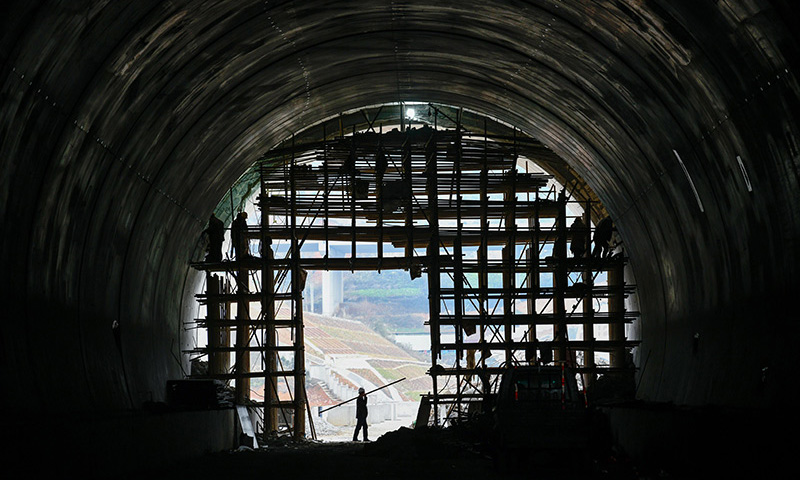 貴南高鐵設(shè)計(jì)時(shí)速350公里，是我國(guó)“八縱八橫”高速鐵路主通道包頭至?？谕ǖ赖闹匾M成部分。圖為1月23日，工人在貴南高鐵（貴州段）站前三標(biāo)段新路隧道里施工。（新華社記者 楊文斌 攝）