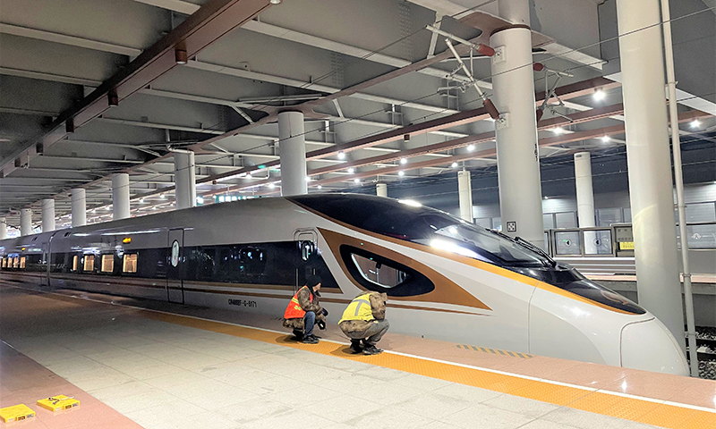 圖為中鐵六局電務(wù)公司建設(shè)者確認(rèn)動(dòng)車停車位置是否準(zhǔn)確。