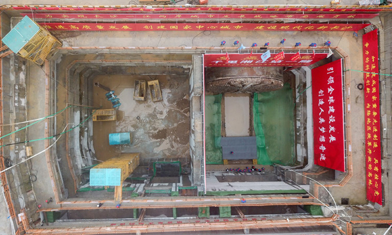 1月26日，由長沙城發(fā)集團(tuán)投資建設(shè)、中鐵十四局集團(tuán)承建的長沙市湘雅路過江通道北線隧道貫通，這意味著湖南省在建最大直徑的盾構(gòu)隧道實(shí)現(xiàn)首洞貫通。圖為1月26日拍攝的長沙市湘雅路過江通道北線隧道貫通現(xiàn)場。（新華社記者 陳澤國 攝）