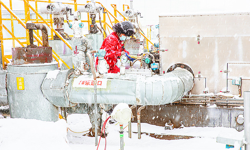 近日清晨，一場(chǎng)大雪席卷克拉瑪依。新疆油田油氣儲(chǔ)運(yùn)公司積極采取措施應(yīng)對(duì)大雪災(zāi)害天氣，啟動(dòng)災(zāi)害天氣應(yīng)急響應(yīng)措施，確保戶外設(shè)備設(shè)施安全平穩(wěn)運(yùn)行。公司各站隊(duì)加強(qiáng)對(duì)大雪天氣下生產(chǎn)設(shè)備的巡護(hù)檢查，密切關(guān)注生產(chǎn)運(yùn)行數(shù)據(jù)變化，實(shí)時(shí)分析調(diào)控。同時(shí)，加強(qiáng)對(duì)氣液連動(dòng)閥、調(diào)壓閥等關(guān)鍵設(shè)備的檢查、保溫和隱患排除，確保不凍壞一臺(tái)設(shè)備、不凍凝一寸管線。圖為油氣儲(chǔ)運(yùn)公司總站小班員工巡查戶外泵。