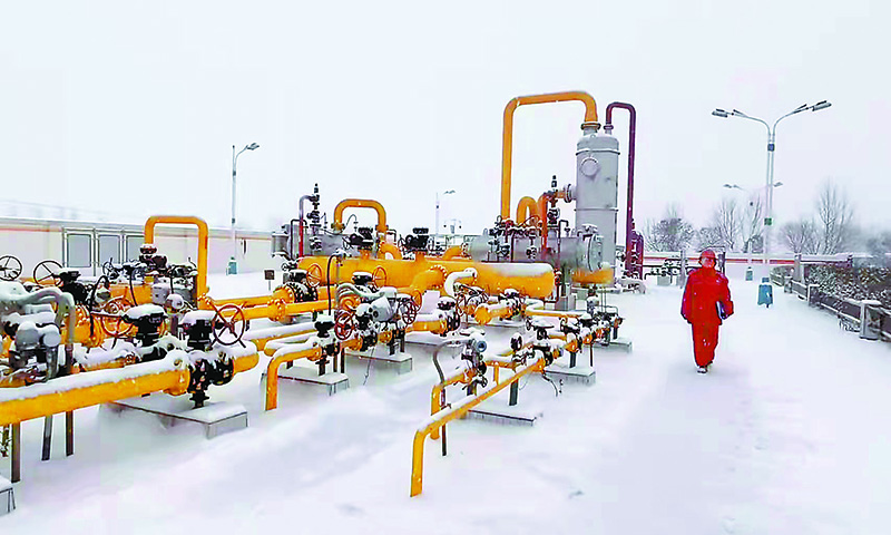 近日，渤海灣迎來(lái)虎年第一場(chǎng)降雪。冀東油田全面細(xì)化管道巡護(hù)職責(zé)，日完成巡檢80公里, 確保了天然氣冬供工作安全平穩(wěn)進(jìn)行。面對(duì)降雪降溫，巡線人員加大管道沿線隱患排查力度，提升巡護(hù)質(zhì)量，對(duì)因低溫天氣造成的管道防腐層破裂、管道凍堵等問(wèn)題及時(shí)處理。圖為雪天供氣場(chǎng)站巡檢。
