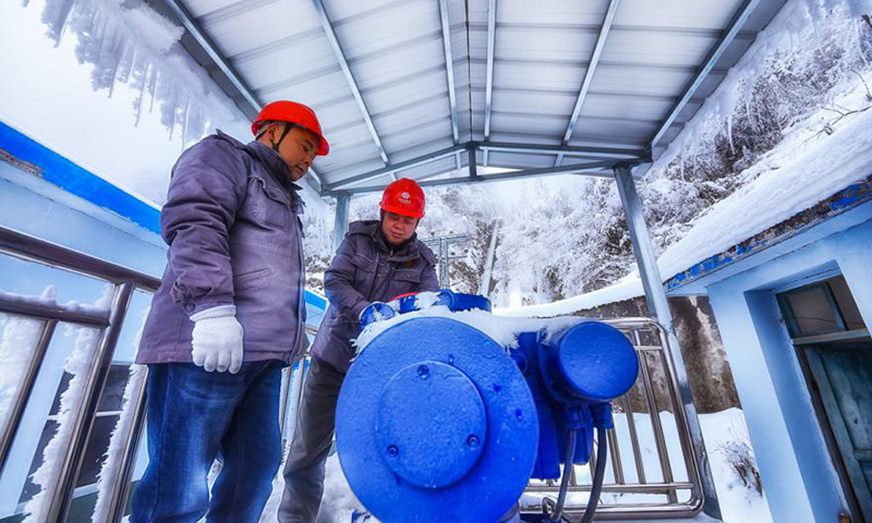 圖為黨員突擊隊來到42壩一級水電站后，與該站員工一道仔細排查設備設施安全隱患。為安全做好能源保供工作，員工們每個班次都必須對所有設備設施進行全面巡視。