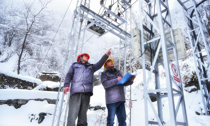 圖為黨員突擊隊員與42壩一級水電站當班員工一道，仔細抄錄白班期間發電機組上網電量數值。據了解，算上春節前值班時間，該站站長、共產黨員王友清今年已堅守崗位已達20天時間。春節期間，調峰電量349萬千瓦時，全力保障能源供應。