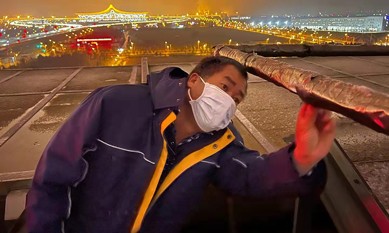 圖為昆明機場出現低溫雨雪天氣，昆明機場動力能源部提前做好防范準備，加強給排水管網巡視巡查工作，確保能源系統設施設備運行正常（攝影作者：李東來 ）