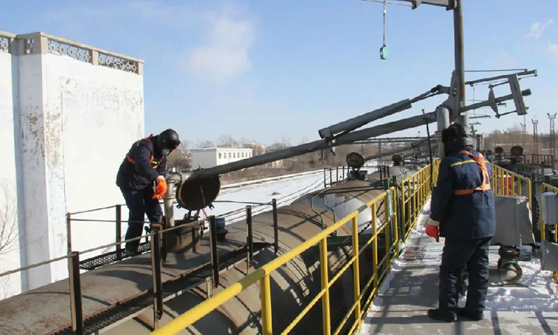 雨水節(jié)氣過(guò)后，黑龍江、內(nèi)蒙古東部地區(qū)春耕備耕工作陸續(xù)啟動(dòng)，東北銷售公司提前謀劃，精準(zhǔn)調(diào)運(yùn)，全力做好春耕備油工作。圖為東北銷售公司員工加強(qiáng)油料運(yùn)輸保障。