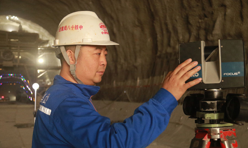 貴南高鐵是國家“八縱八橫”高速鐵路網的重要組成部分，該鐵路是我國西南地區首條時速350公里的高鐵線路。圖為技術人員進行隧道3D掃描。