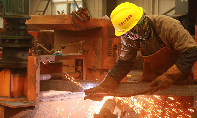 目前隧道已進入到最后的沖刺階段，全體參建者搶抓春光、全面發力，為全線通車打下堅實基礎。圖為加工廠工人正在進行鋼筋加工作業。