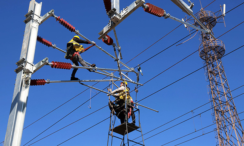 項目投運后，每年將新增鐵路運能2000萬噸，為臨港企業(yè)原材料等大宗貨物運輸實現(xiàn)“公轉鐵”提供綠色高效的強力支撐。圖為工人在大秦線聶莊至東港站增二線鐵路建設現(xiàn)場施工。（新華社發(fā) 李磊 攝）